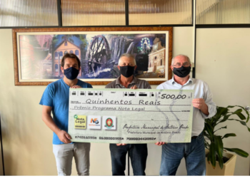 Prefeito de Antônio Prado entrega prêmio de 500 reais a ganhador do Nota Fiscal Gaúcha