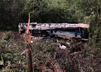 ACIDENTE COM ÔNIBUS DE TRABALHADORES DEIXA PELO MENOS 10 MORTOS EM SAPOPEMA (PR)