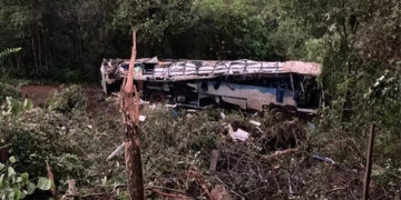 ACIDENTE COM ÔNIBUS DE TRABALHADORES DEIXA PELO MENOS 10 MORTOS EM SAPOPEMA (PR)