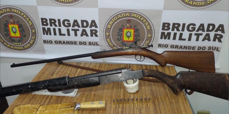 DOIS HOMENS SÃO PRESOS PELA BM COM ARMAS EM NOVA ROMA DO SUL