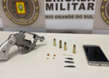 Jovem de 23 anos é preso pela BM por tráfico de drogas e posse irregular de arma de fogo em Farroupilha