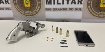 Jovem de 23 anos é preso pela BM por tráfico de drogas e posse irregular de arma de fogo em Farroupilha