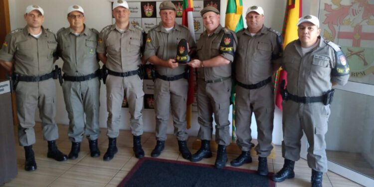Major Giovani e demais oficiais recepcionam novo comandante do 36°BPM Tenente-Coronel, Luiz Fernando Becker