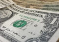 Dólar sobe a R$ 5,12 e fecha no maior valor em duas semanas