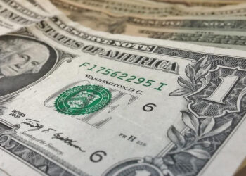 Dólar sobe a R$ 5,12 e fecha no maior valor em duas semanas