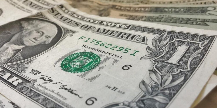 Dólar sobe a R$ 5,12 e fecha no maior valor em duas semanas