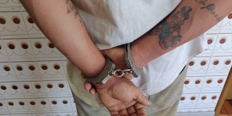 Jovem de 18 anos entra em  luta corporal com a BM e é preso em Nova Roma do Sul