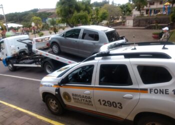 Homem de 20 anos é pego pela BM dirigindo sem carteira e com licenciamento vencido em Nova Roma do Sul