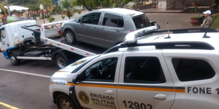 Homem de 20 anos é pego pela BM dirigindo sem carteira e com licenciamento vencido em Nova Roma do Sul