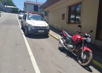 BRIGADA MILITAR aborda adolescente de 16 anos dirigindo moto em Nova Roma Do Sul