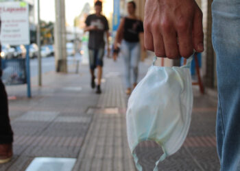 Publicado decreto que desobriga o uso de máscaras ao ar livre no RS