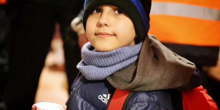 Menino ucraniano de 11 anos chega sozinho à Eslováquia