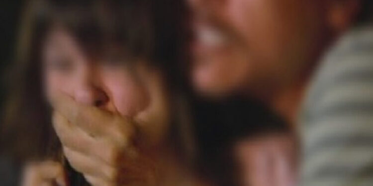 Jovem de 18 anos é ameaçada com faca e estuprada após saída de festa