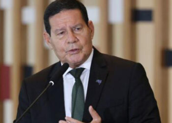 Mourão anuncia pré-candidatura ao Senado e diz ter apoio de Bolsonaro