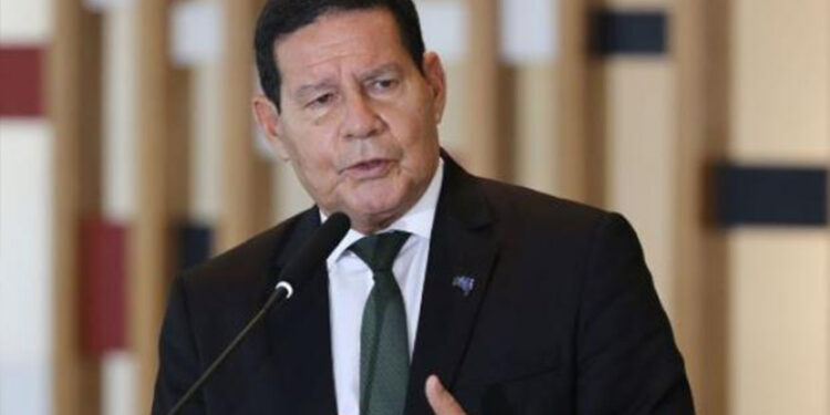 Mourão anuncia pré-candidatura ao Senado e diz ter apoio de Bolsonaro