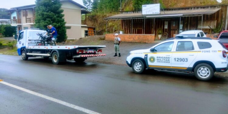 Sem capacete e com licenciamento vencido motorista é MULTADO pela BM em Nova Roma Do Sul