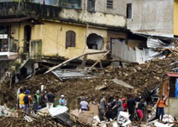 “Cenário quase de guerra”, diz presidente após sobrevoar Petrópolis