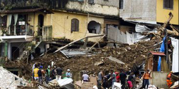 “Cenário quase de guerra”, diz presidente após sobrevoar Petrópolis