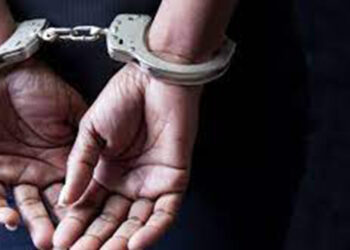 Com mandado de prisão, mulher de 57 anos é presa pela BM no centro de Antônio Prado