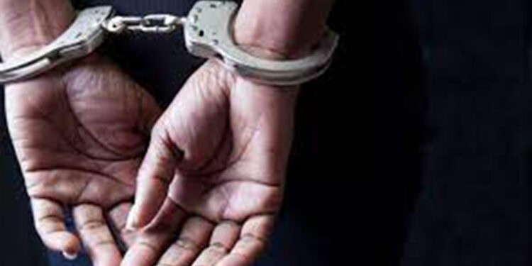 Com mandado de prisão, mulher de 57 anos é presa pela BM no centro de Antônio Prado