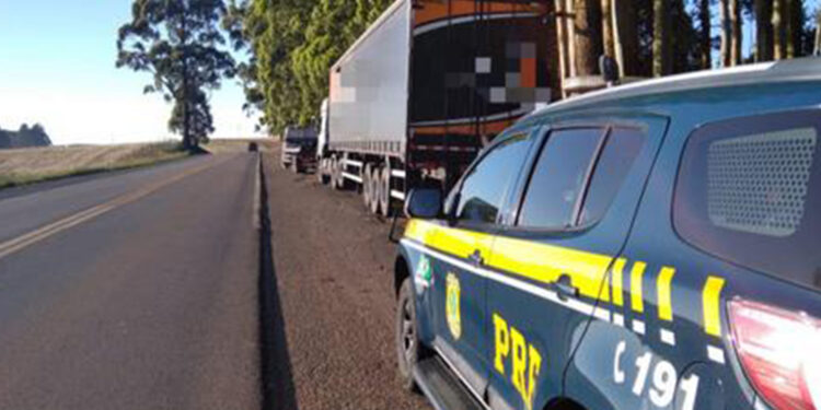 PRF prendeu um caminhoneiro que dirigia embriagado na BR 285, entre Vacaria e Muitos Capões