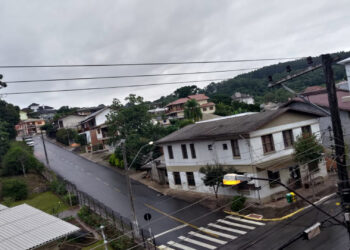 Domingo deve ser de tempo nublado e com chuva no RS