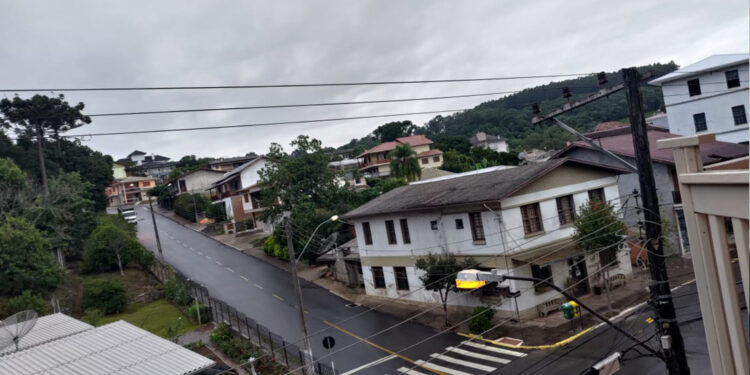 Domingo deve ser de tempo nublado e com chuva no RS