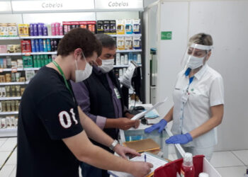 Mais de 30% dos testes de farmácia para Covid-19 são positivos na primeira quinzena de janeiro no RS
