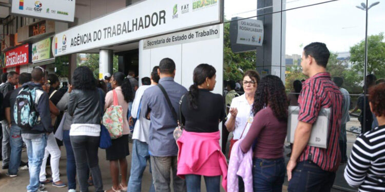 IBGE: desemprego cai 1,6 ponto percentual e atinge 12,6%