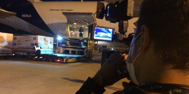 Brasil recebe primeiro lote de vacinas contra covid-19 para crianças