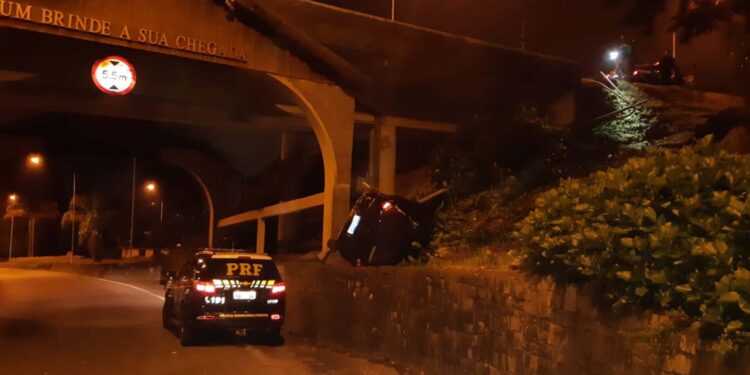 Condutor perde o controle e veículo cai em viaduto na madrugada dessa segunda-feira
