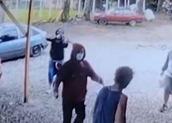 VÍDEO MOSTRA CRIMINOSOS ATIRANDO EM HOMEM COM ESPINGARDA EM FARROUPILHA
