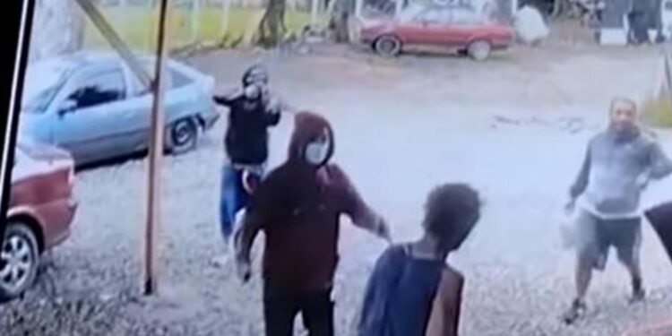 VÍDEO MOSTRA CRIMINOSOS ATIRANDO EM HOMEM COM ESPINGARDA EM FARROUPILHA