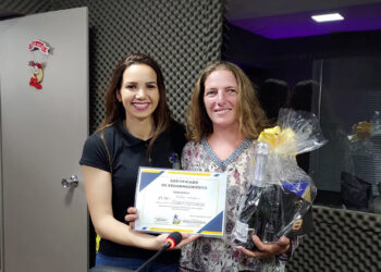 Empresa ZUM Coletas e entregas recebe Certificado de Reconhecimento da Rádio Nova Roma FM