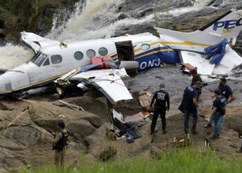 Avião é retirado do local onde caiu em Minas, matando cinco pessoas