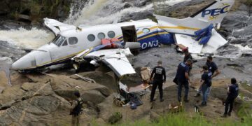Avião é retirado do local onde caiu em Minas, matando cinco pessoas