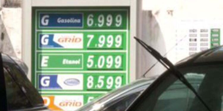 Litro da gasolina chega a R$ 7,99, e botijão de gás, a R$ 140 no país