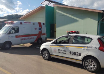 HOMEM AMEAÇA SUA ESPOSA E SE DÁ UM TIRO DE ESPINGARDA NA LINHA CASTRO ALVES, SEU ESTADO É GRAVE