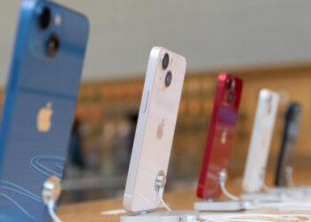 Procon Fortaleza multa Apple e Samsung em R$ 25,9 milhões por venda de celular sem carregador