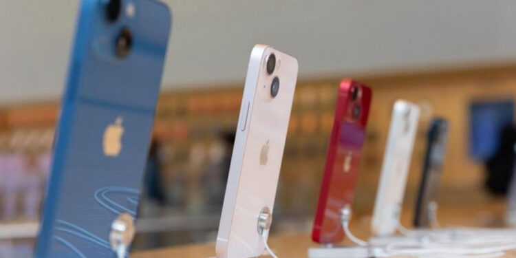 Procon Fortaleza multa Apple e Samsung em R$ 25,9 milhões por venda de celular sem carregador