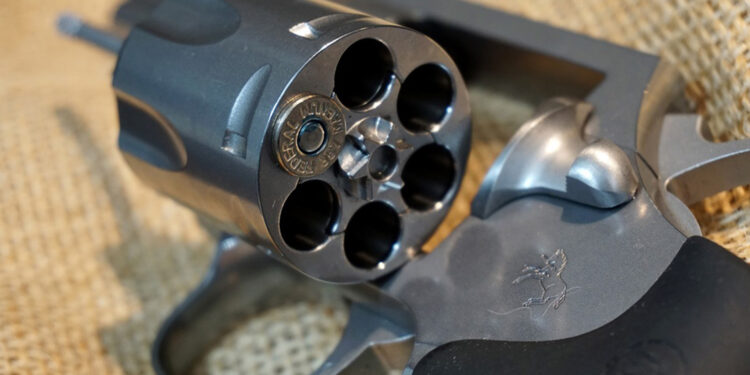 Menino de 13 anos mata mãe e irmão após ficar sem jogos; pai está em estado grave