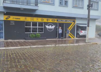 Identificados os bandidos que morreram na tentativa de assalto em casa de armas, em Farroupilha