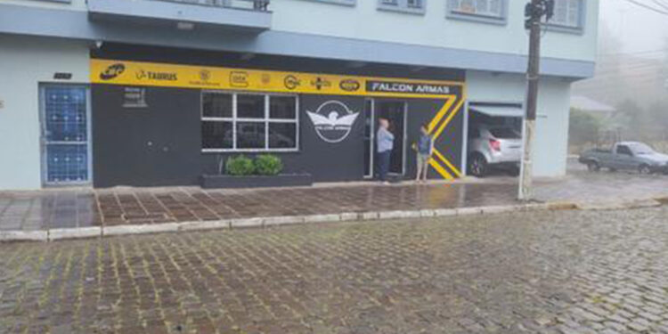 Identificados os bandidos que morreram na tentativa de assalto em casa de armas, em Farroupilha