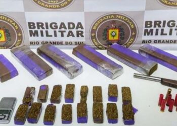 BM de Farroupilha prende dois indivíduos por tráfico de entorpecentes e porte ilegal de arma de fogo