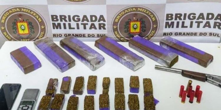 BM de Farroupilha prende dois indivíduos por tráfico de entorpecentes e porte ilegal de arma de fogo