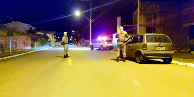 32 VEÍCULOS SÃO ABORDADOS PELA BM NESSE FINAL DE SEMANA EM NOVA ROMA DO SUL