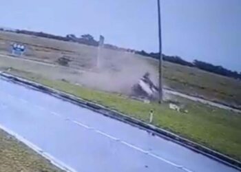 Viatura da Brigada Militar capota na Estrada do Mar