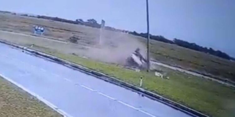 Viatura da Brigada Militar capota na Estrada do Mar