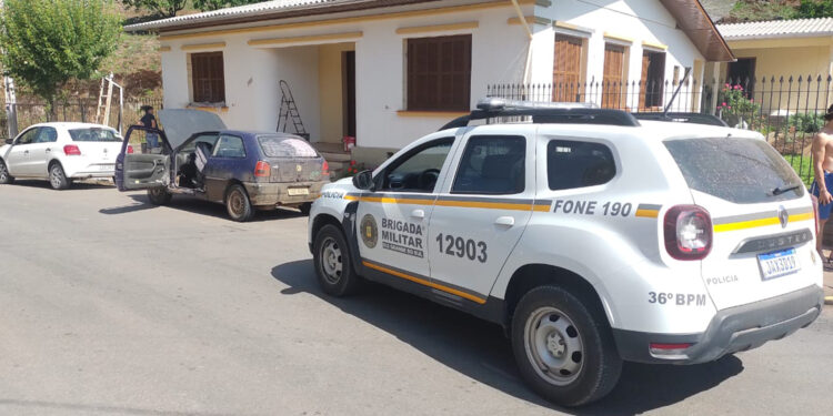 BRIGADA MILITAR ABORDA CONDUTOR SEM CNH EM NOVA ROMA DO SUL