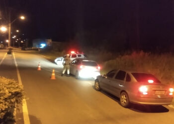 Brigada Militar multa veículo por som alto em Nova Roma do Sul